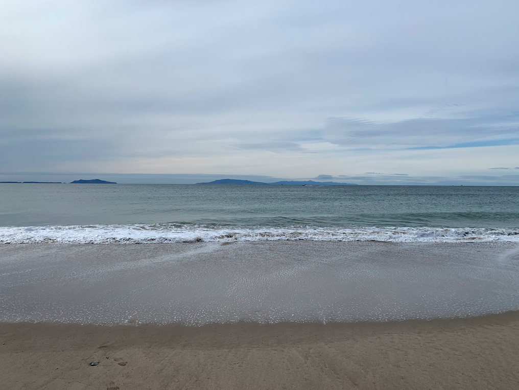 去年在加州Oxnard拍下的照片。喜歡看潮水來了又退去的樣子。希望我們都能勇敢擁抱每個脆弱的當下。