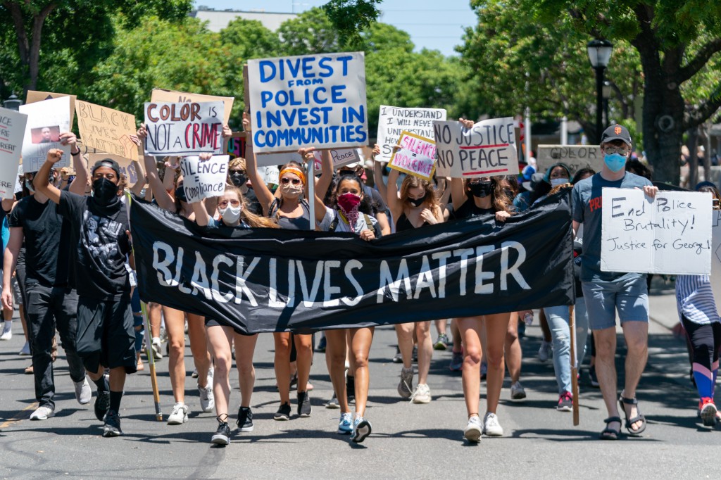 這個週末在社區辦的遊行：刻意用 black lives matter 是為了強調種族歧視與黑人在美國社會特別容易面臨的司法不公議題。Photo credit: Mountain View Voice